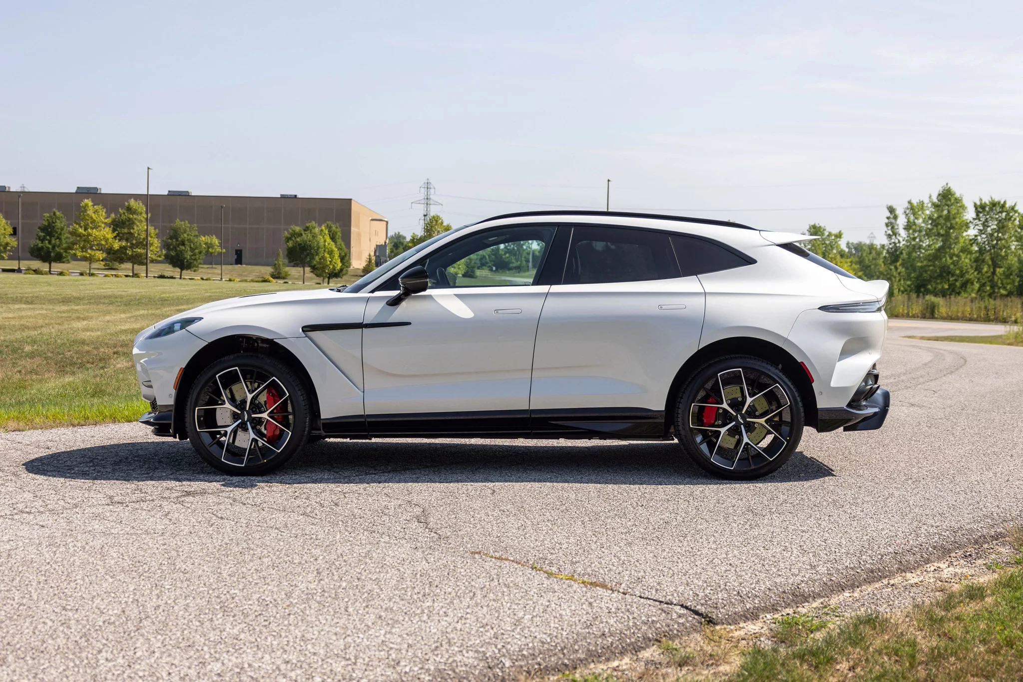 Neutron White Aston Martin DBX