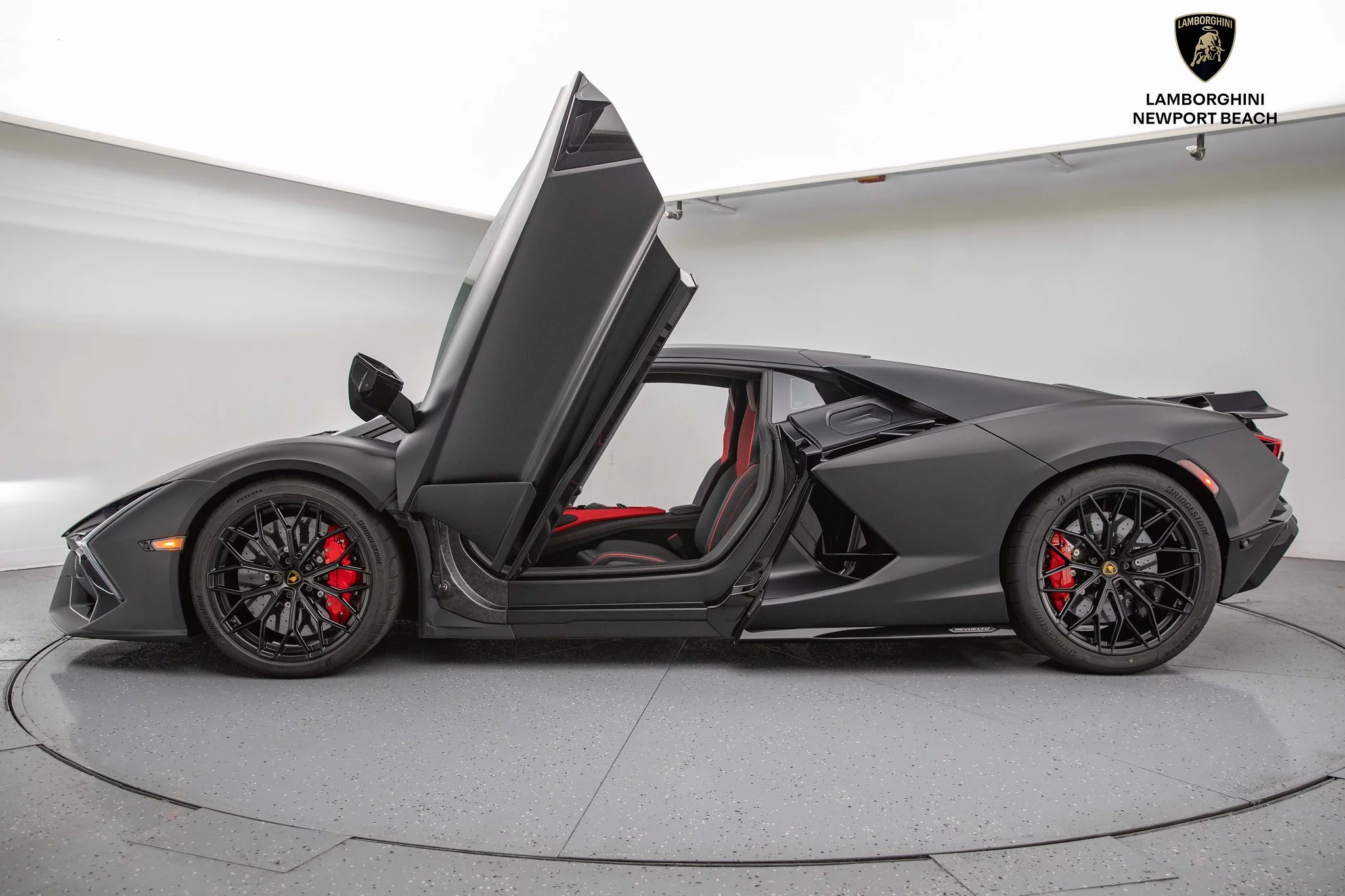 Nero Nemesis Lamborghini Revuelto