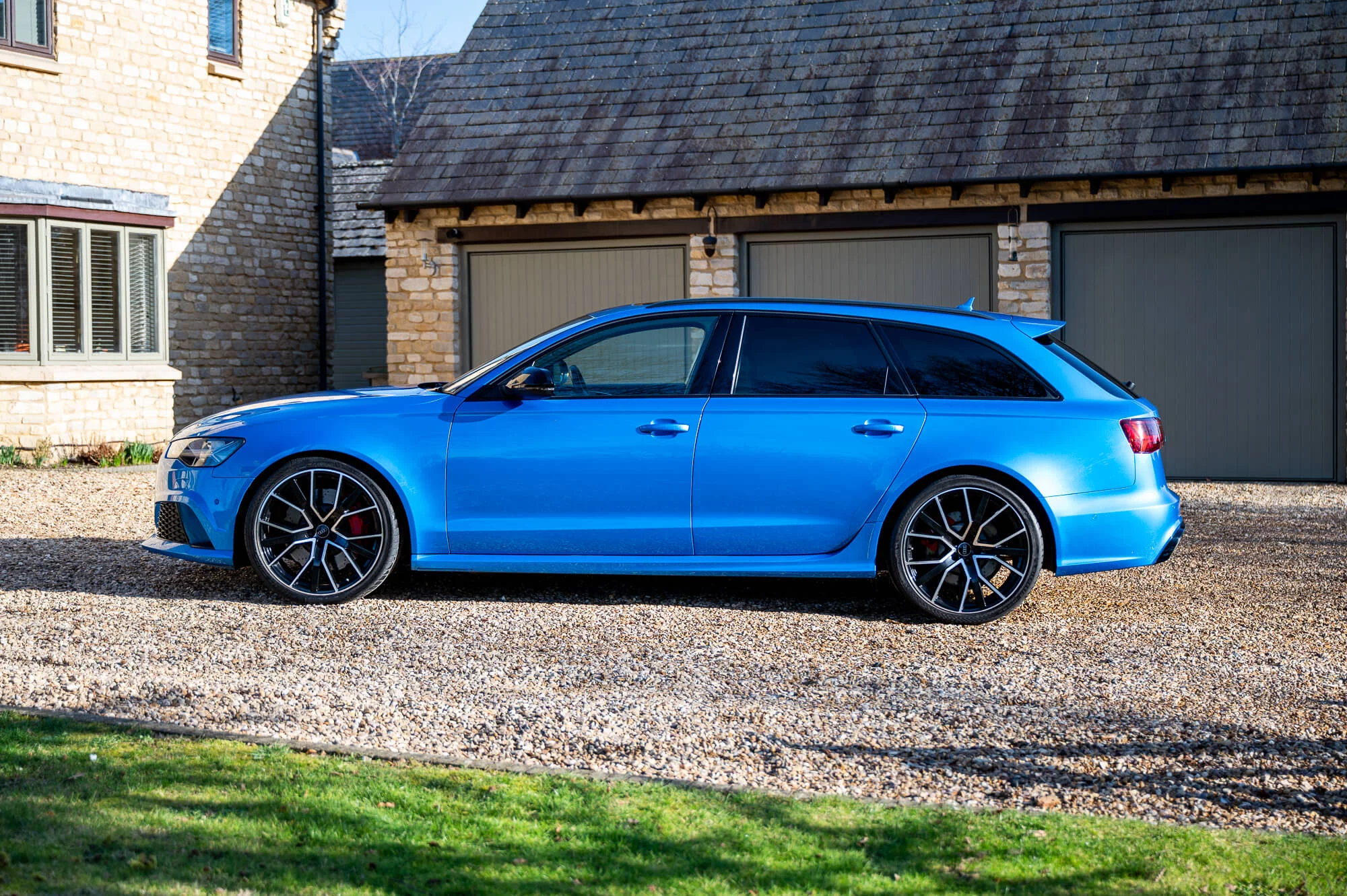 Ara Blue Audi RS6 Avant