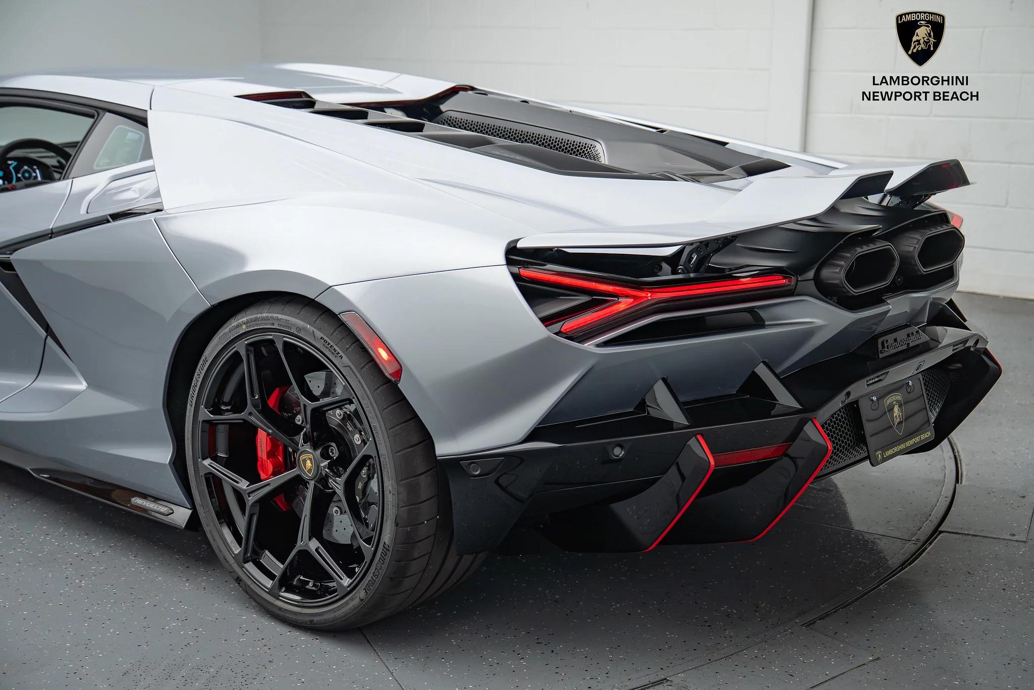 Grigio Artis Lucido Lamborghini Revuelto
