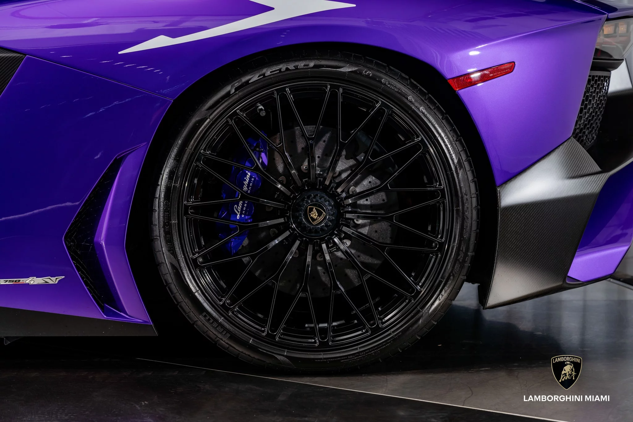 Viola Pasifae Lamborghini Aventador