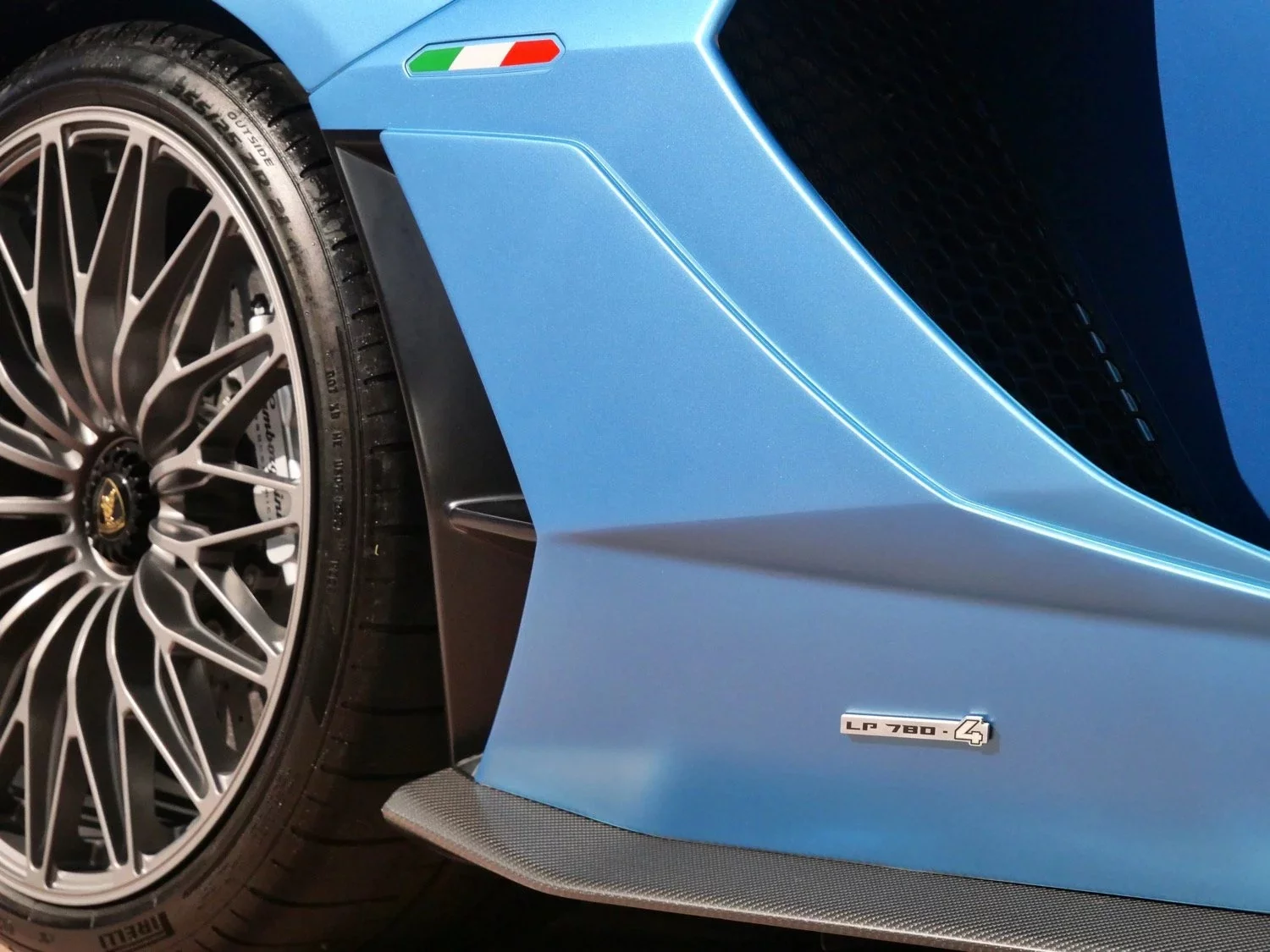 Blu Arione Lamborghini Aventador